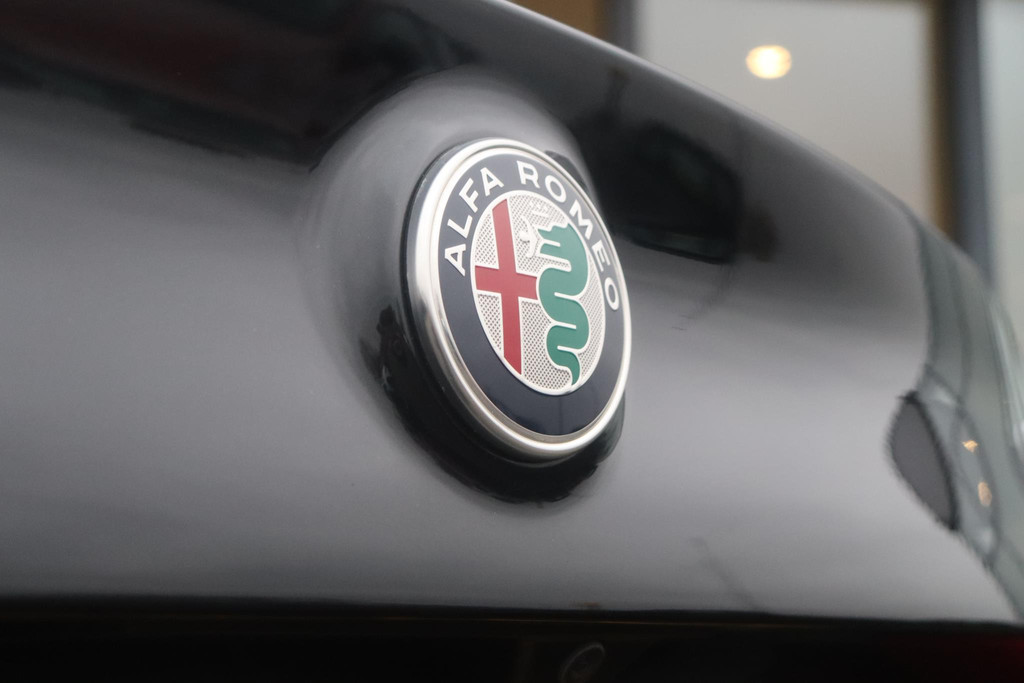 Alfa Romeo Giulia (XJ914G) met abonnement