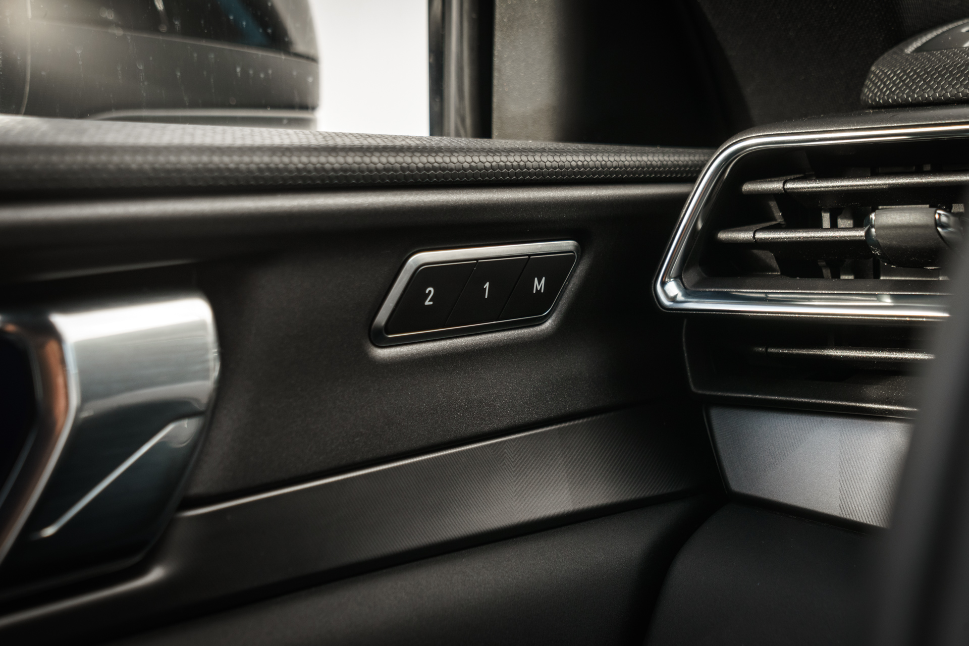 Lynk & Co 01 (LC-01-ZWART-2024) met abonnement