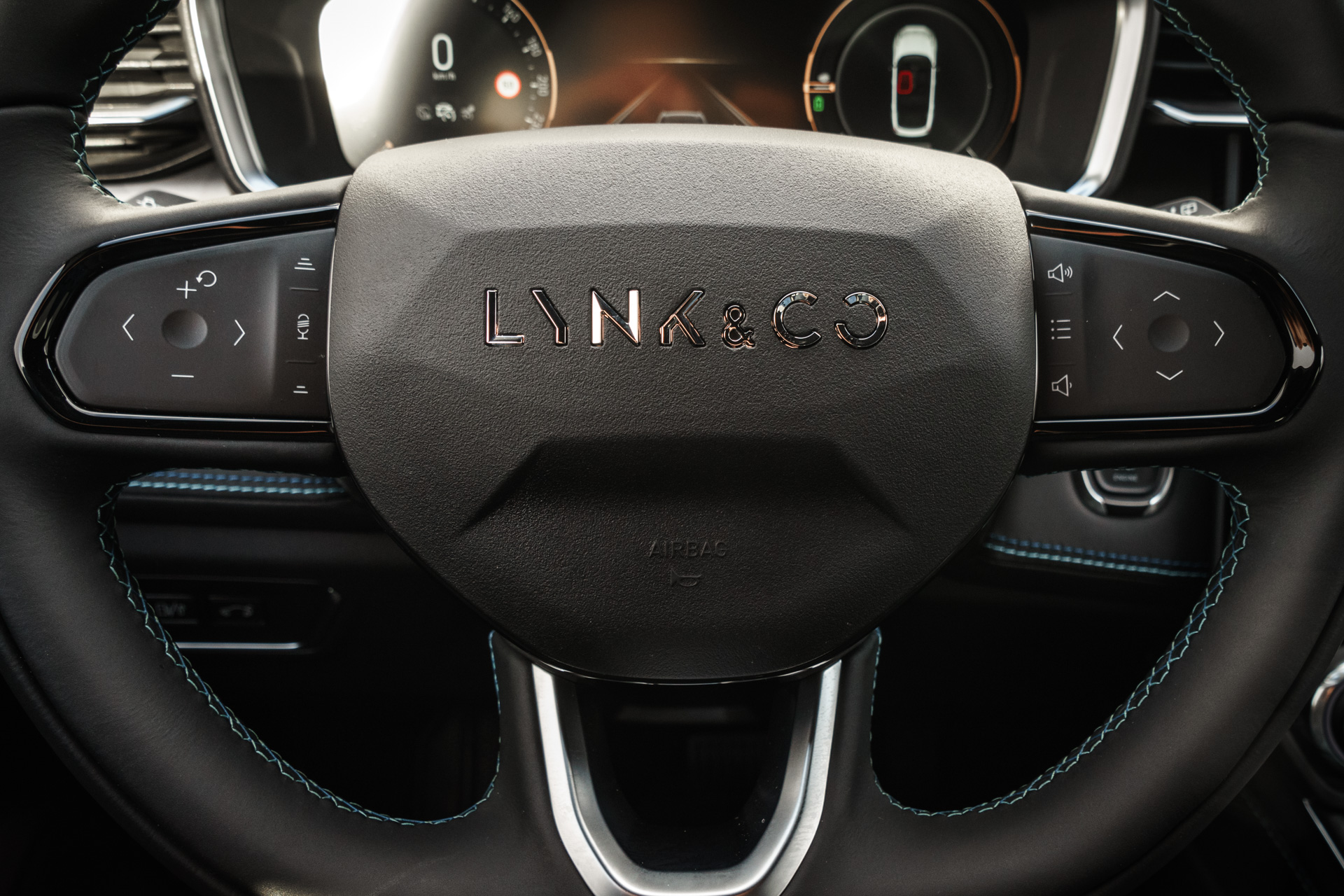 Lynk & Co 01 (LC-01-ZWART-2024) met abonnement