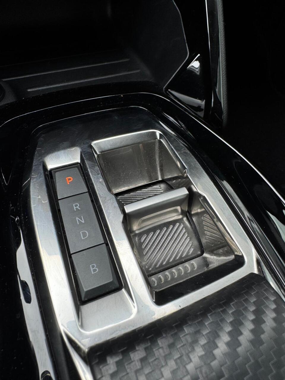 Peugeot e-208 (P411ZD) met abonnement