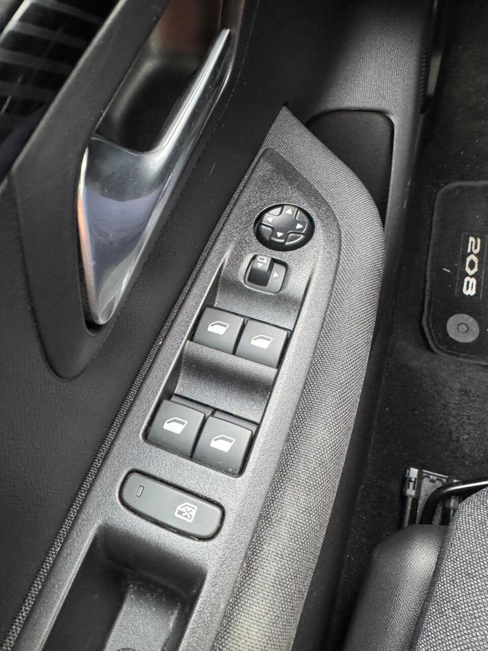 Peugeot e-208 (P411ZD) met abonnement