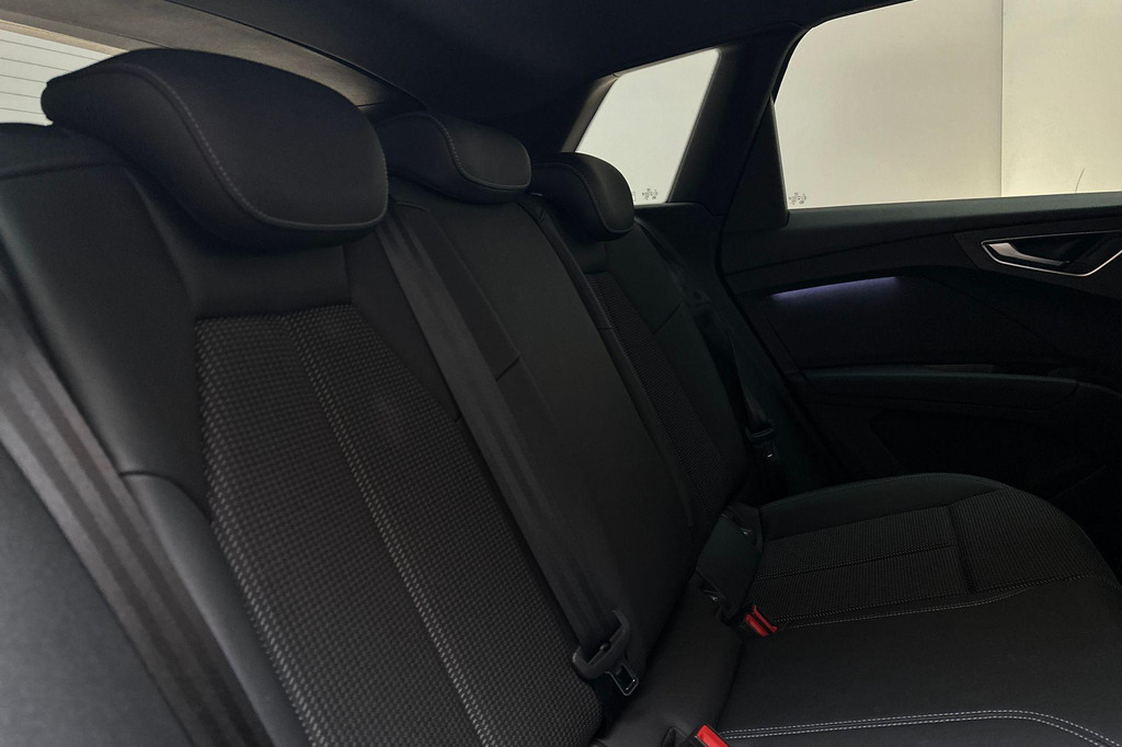 Audi Q4 e-tron (R444ZK) met abonnement