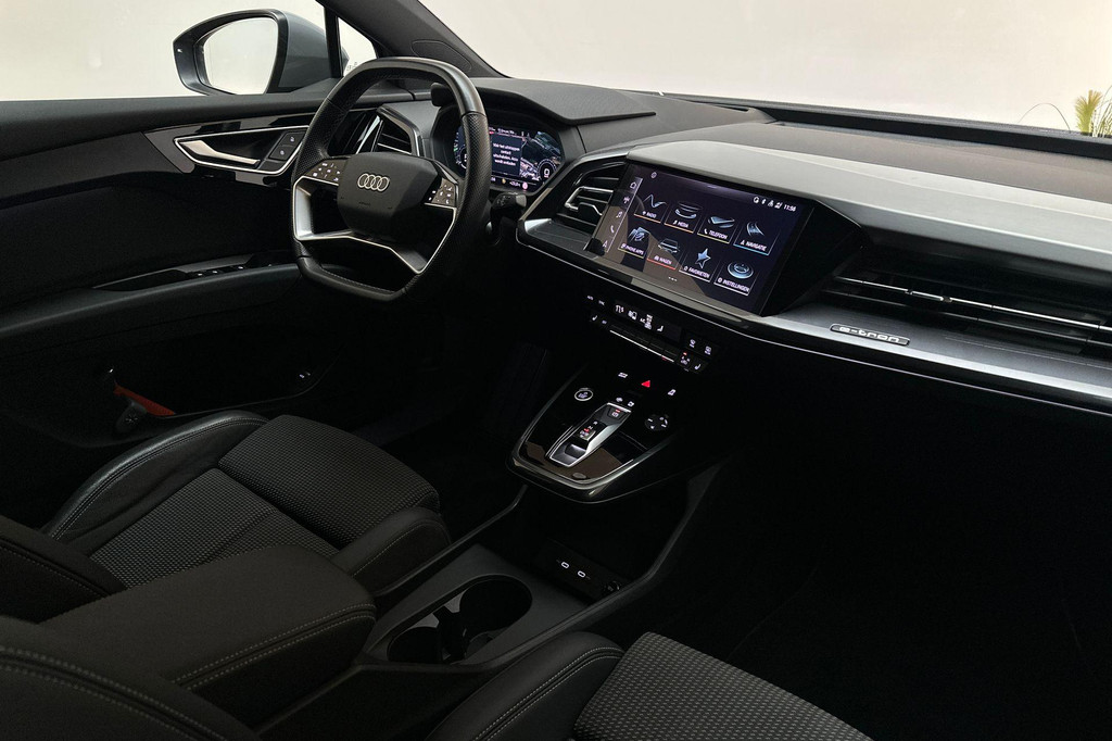 Audi Q4 e-tron (R444ZK) met abonnement