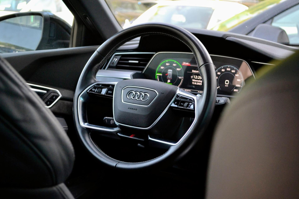Audi e-tron (K809TH) met abonnement
