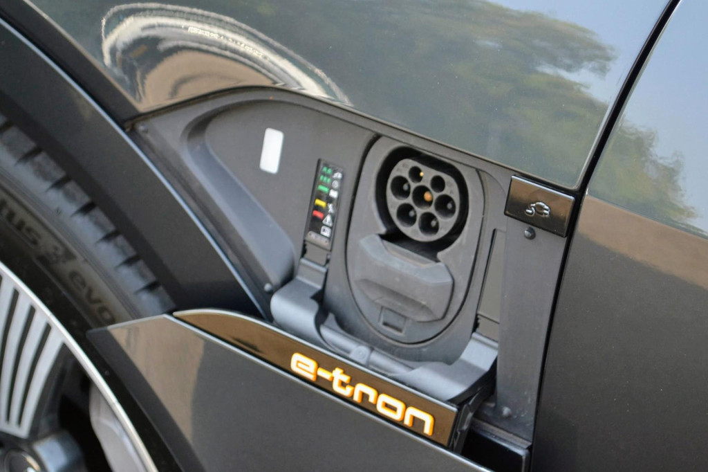 Audi e-tron (K809TH) met abonnement