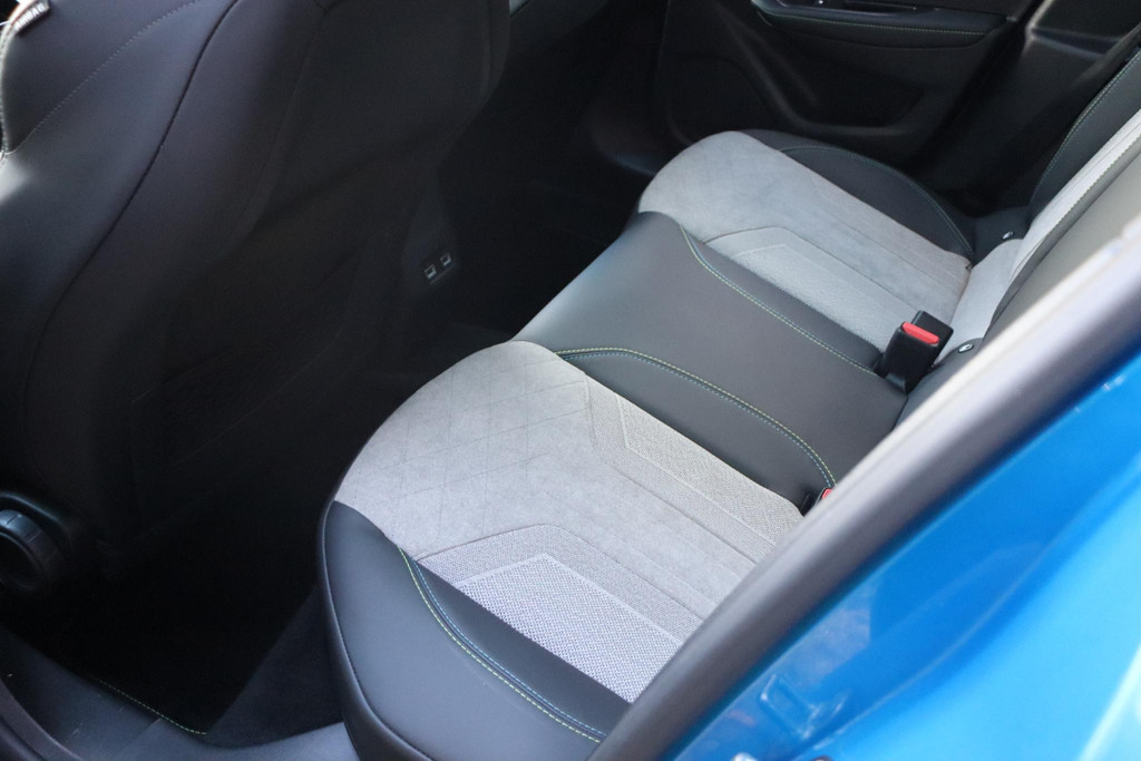 Peugeot e-208 (J044FH) met abonnement