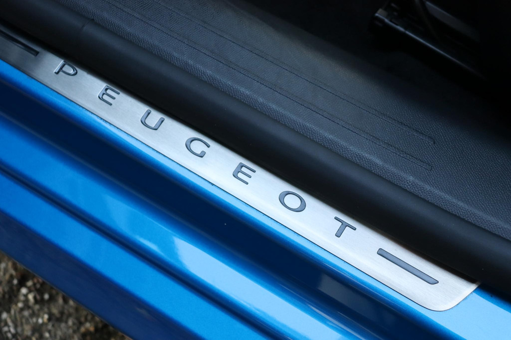 Peugeot e-208 (J044FH) met abonnement