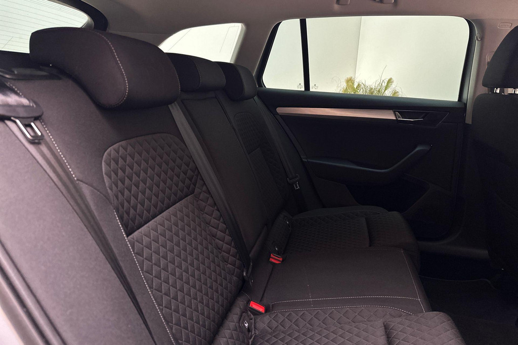 ŠKODA Superb (T718RK) met abonnement