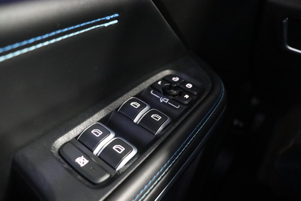 Lynk & Co 01 (T320DJ) met abonnement