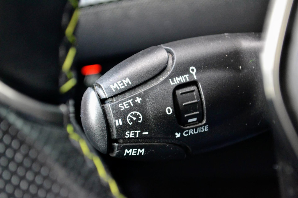 Peugeot e-2008 (P633XV) met abonnement