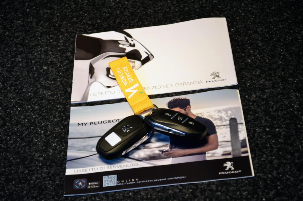 Peugeot e-2008 (P633XV) met abonnement