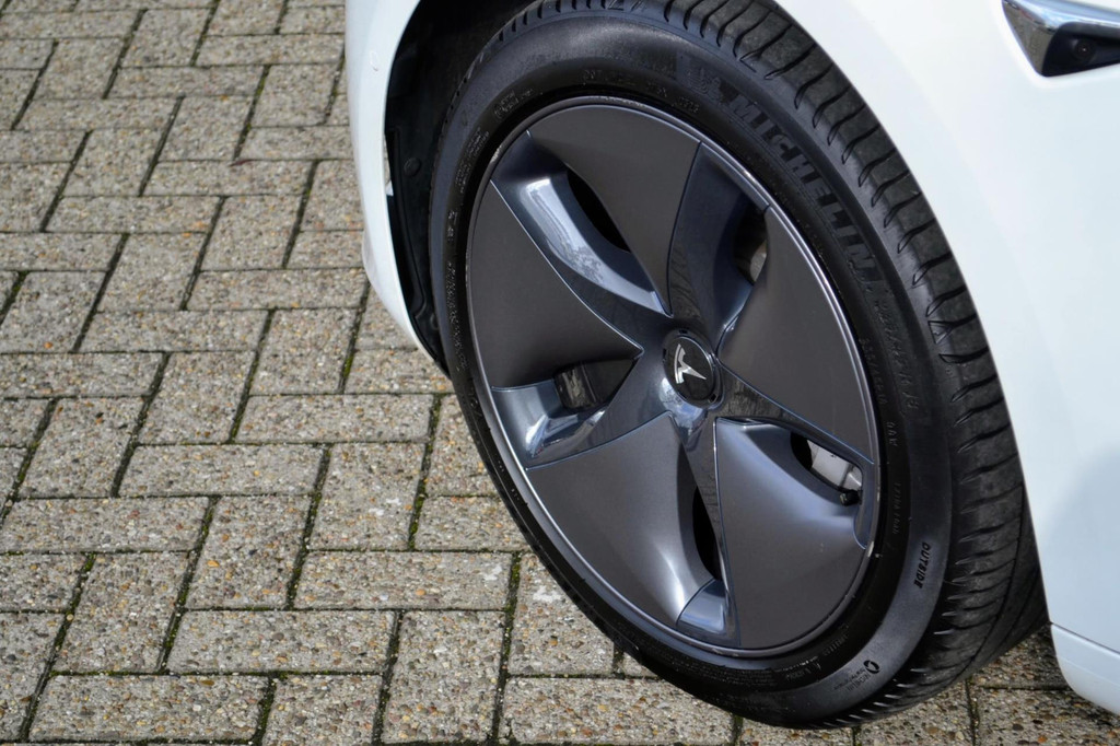 Tesla Model 3 AWD (J852JS) met abonnement