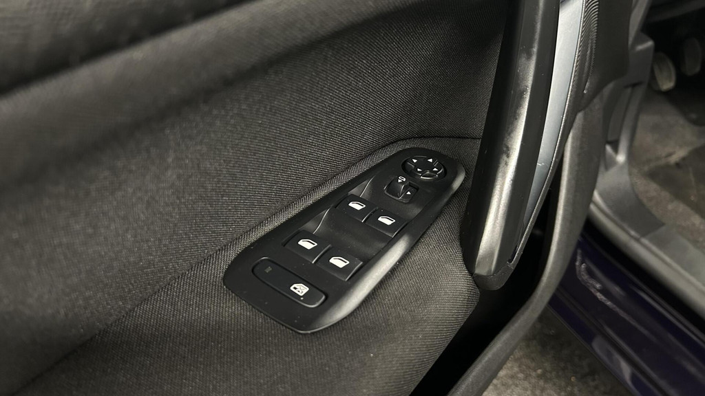 Peugeot 308 (J712RD) met abonnement