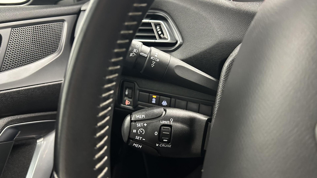 Peugeot 308 (J712RD) met abonnement