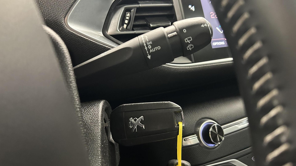 Peugeot 308 (J712RD) met abonnement