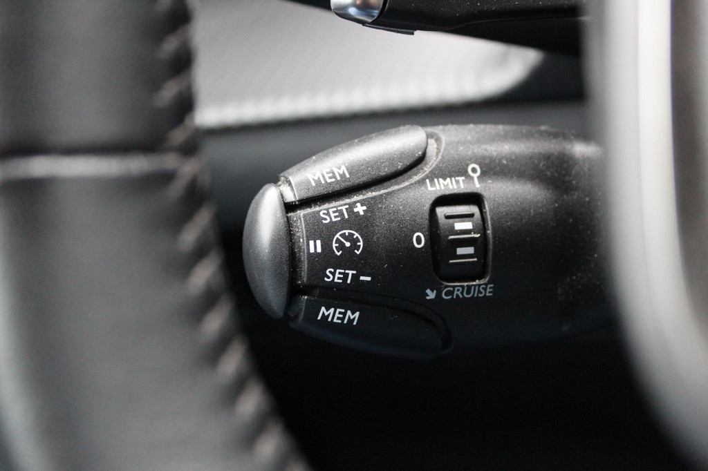 Peugeot 2008 (J457RT) met abonnement