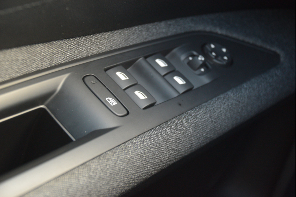 Peugeot 5008 (S806FD) met abonnement