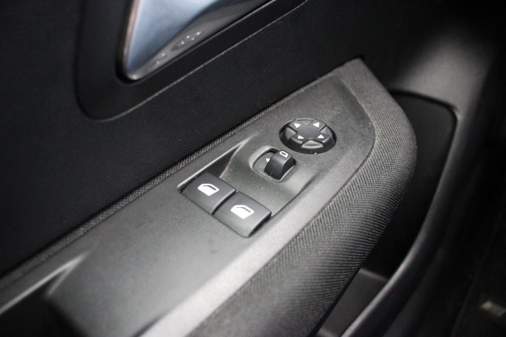 Peugeot e-208 (N481JG) met abonnement