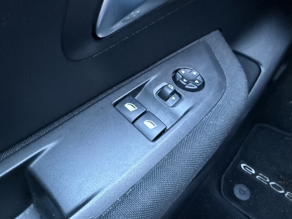 Peugeot e-208 (N311HR) met abonnement