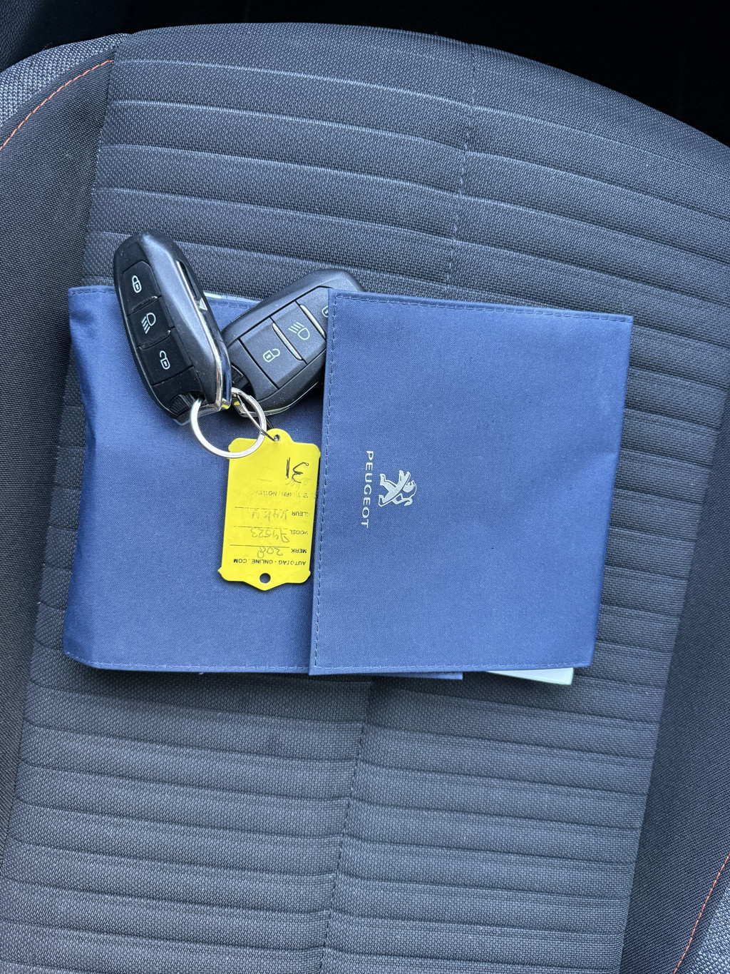 Peugeot e-208 (N311HR) met abonnement