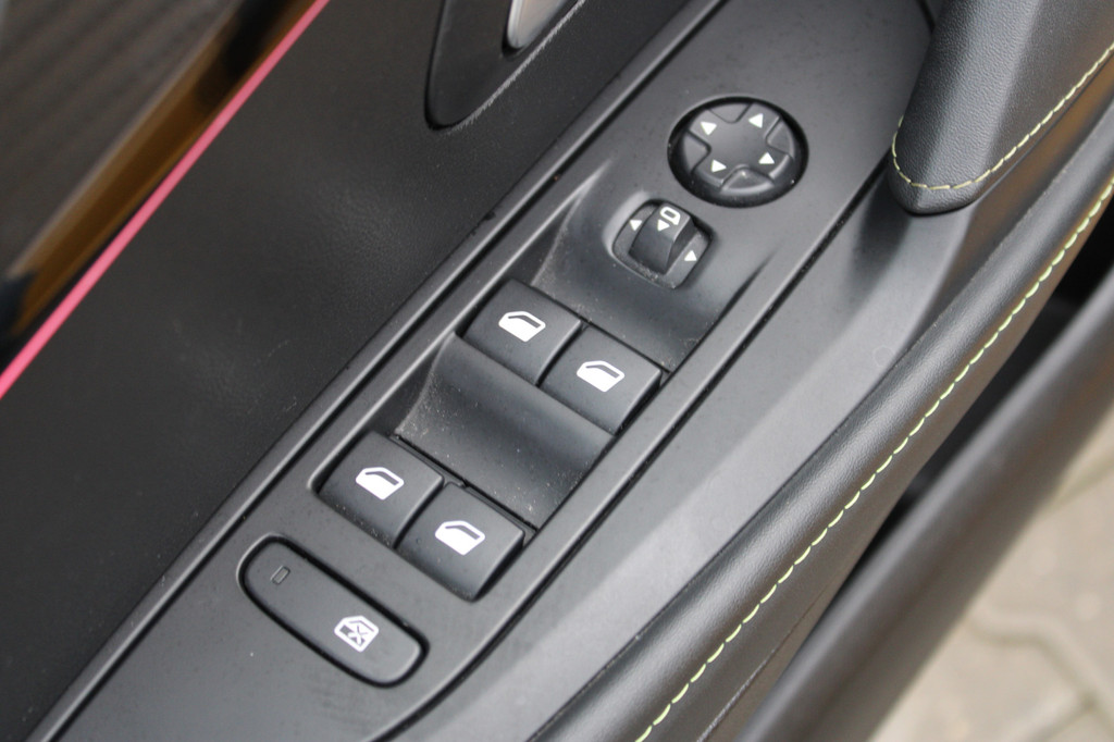 Peugeot e-208 (S710JN) met abonnement