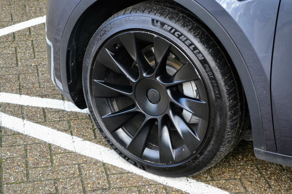 Tesla Model Y (L703ZS) met abonnement