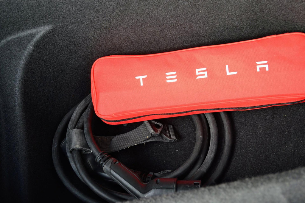 Tesla Model Y (L703ZS) met abonnement