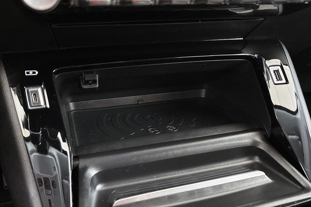 Peugeot e-208 (J647HJ) met abonnement