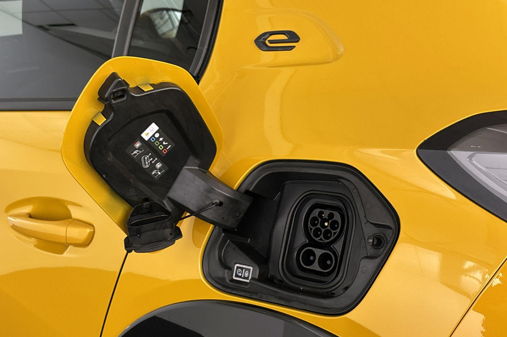 Peugeot e-208 (J647HJ) met abonnement