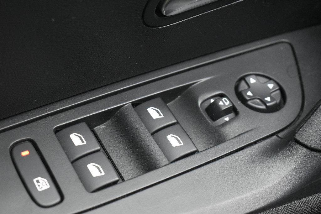 Peugeot e-2008 (T821HL) met abonnement