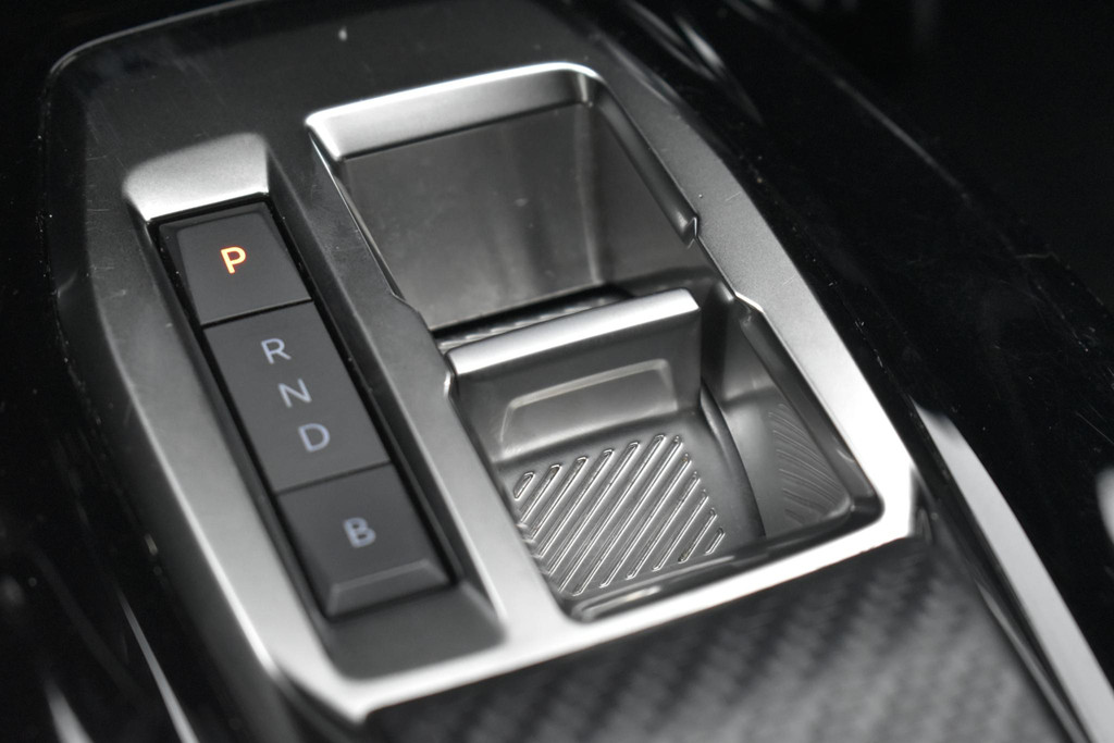 Peugeot e-2008 (T821HL) met abonnement