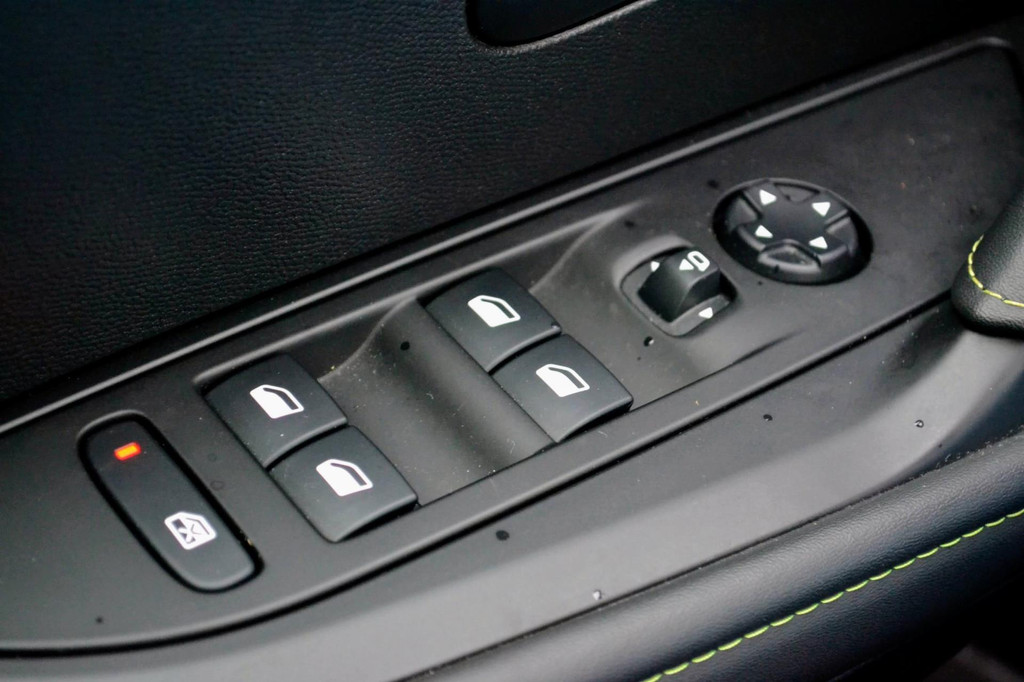 Peugeot e-208 (J118XZ) met abonnement