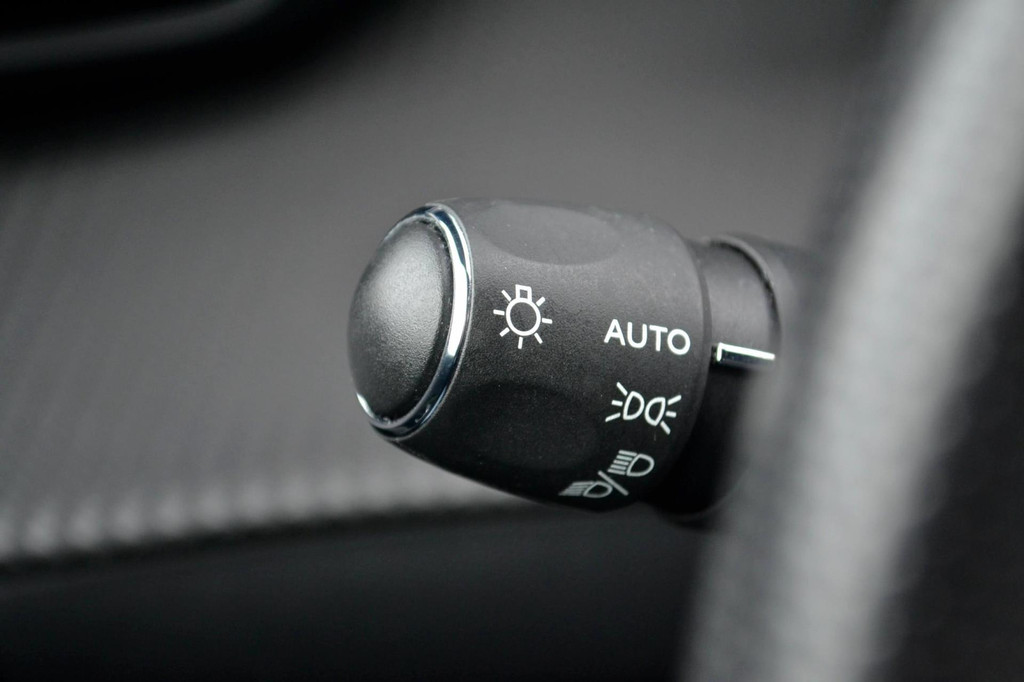 Peugeot e-208 (J118XZ) met abonnement