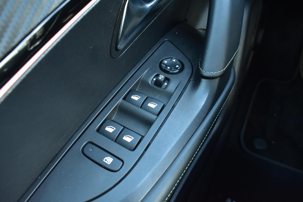 Peugeot e-2008 (J641RZ) met abonnement