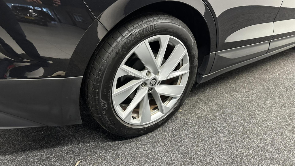 ŠKODA ENYAQ iV (L593DS) met abonnement