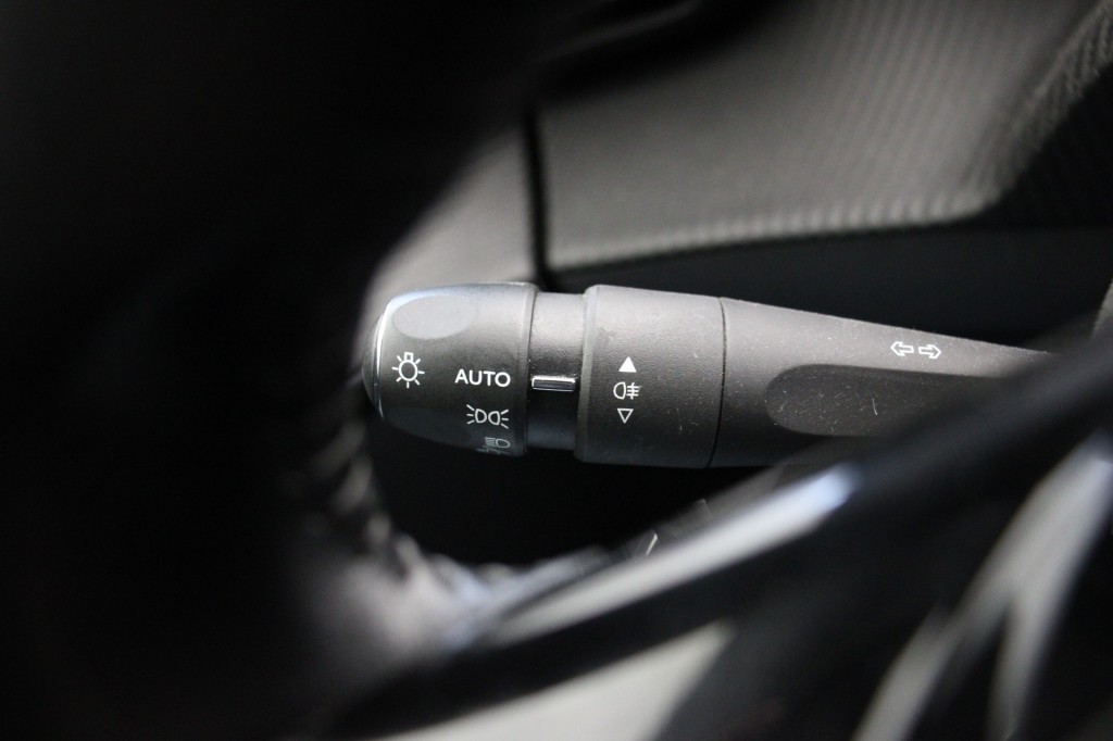 Peugeot e-208 (J678HH) met abonnement