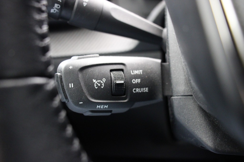 Peugeot e-208 (J678HH) met abonnement