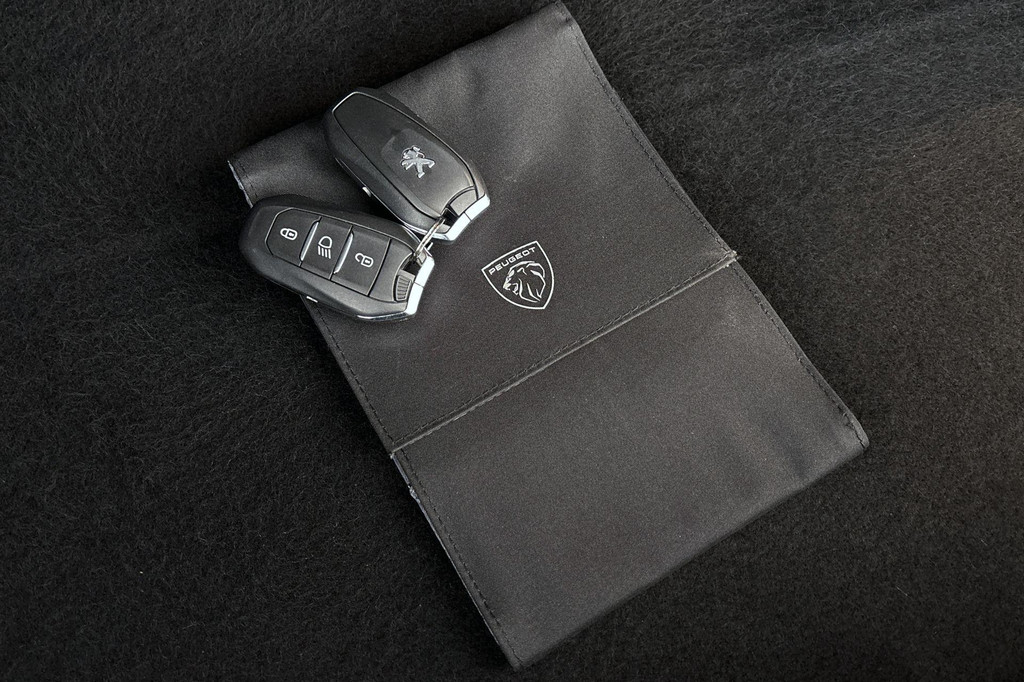 Peugeot e-2008 (R712BK) met abonnement