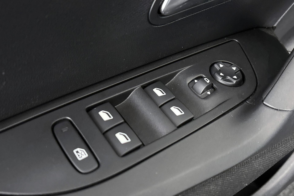 Peugeot e-2008 (R712BK) met abonnement