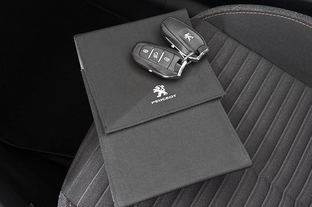 Peugeot e-208 (S950RD) met abonnement