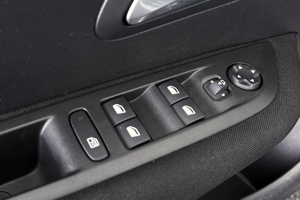 Peugeot e-208 (S950RD) met abonnement