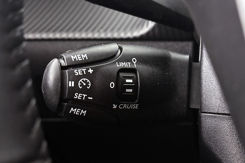 Peugeot e-208 (S385KT) met abonnement