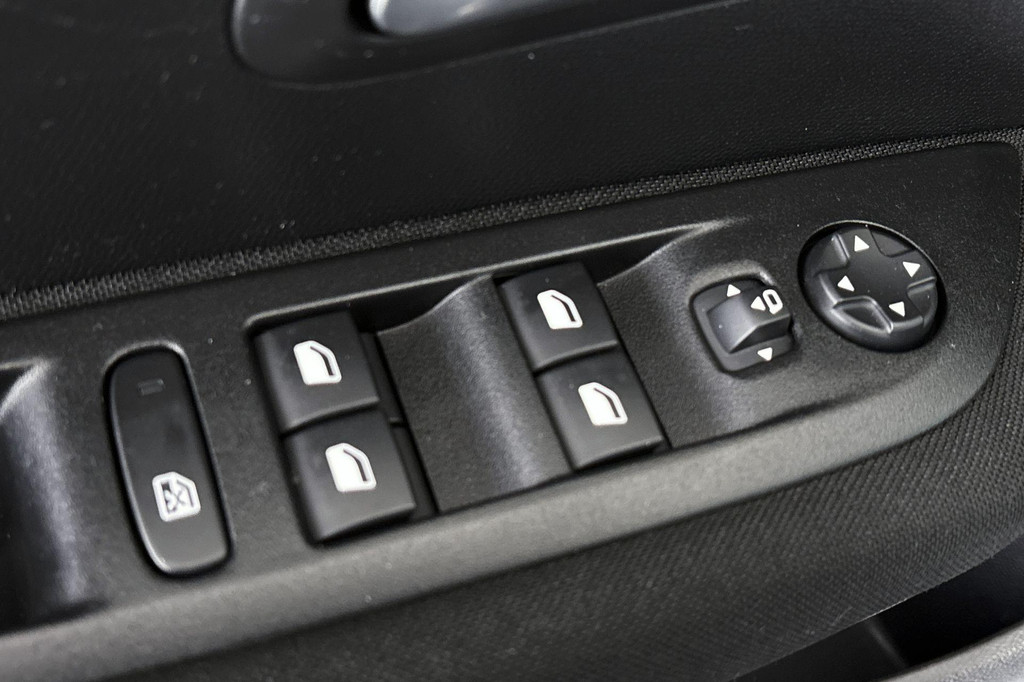 Peugeot e-208 (S385KT) met abonnement