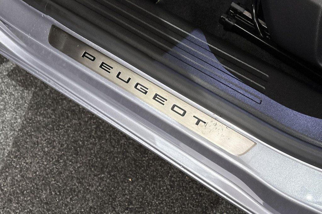 Peugeot e-2008 (HLS08B) met abonnement