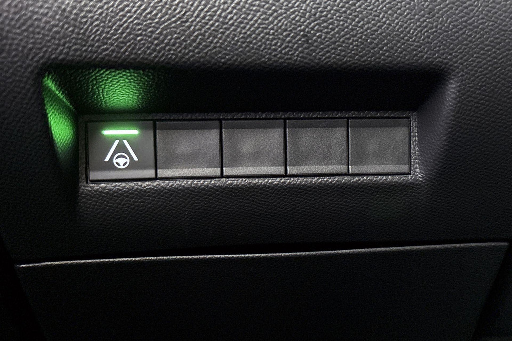 Peugeot e-2008 (HLS08B) met abonnement