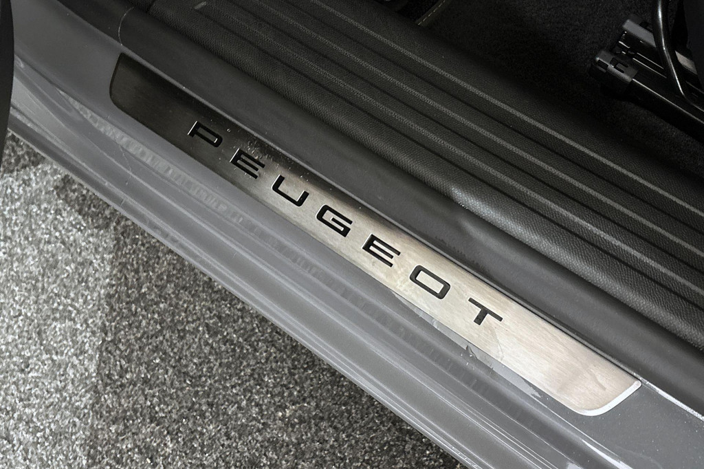 Peugeot e-2008 (HNP79V) met abonnement