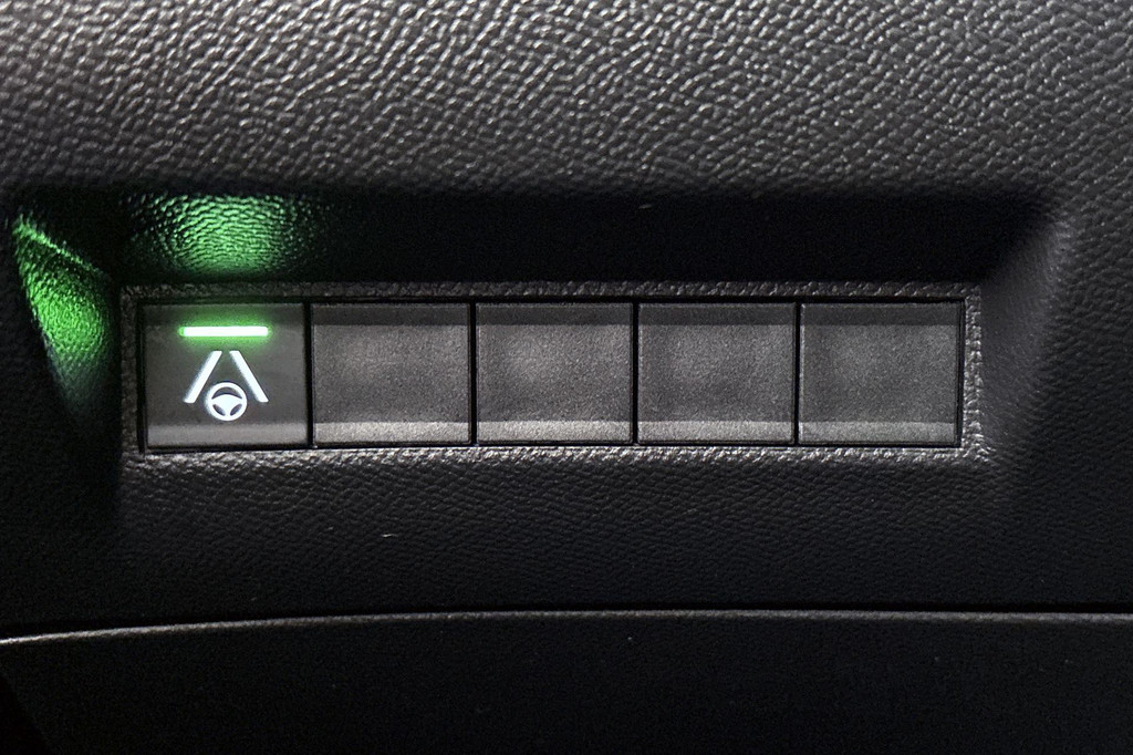 Peugeot e-2008 (HNP79V) met abonnement