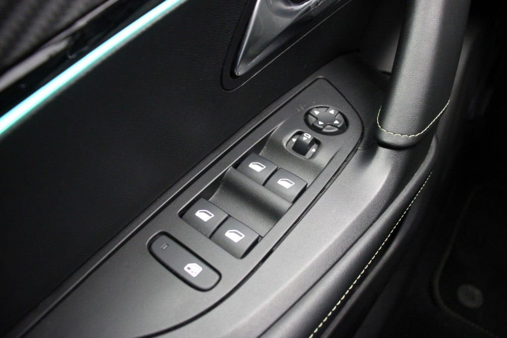 Peugeot e-2008 (K147FR) met abonnement