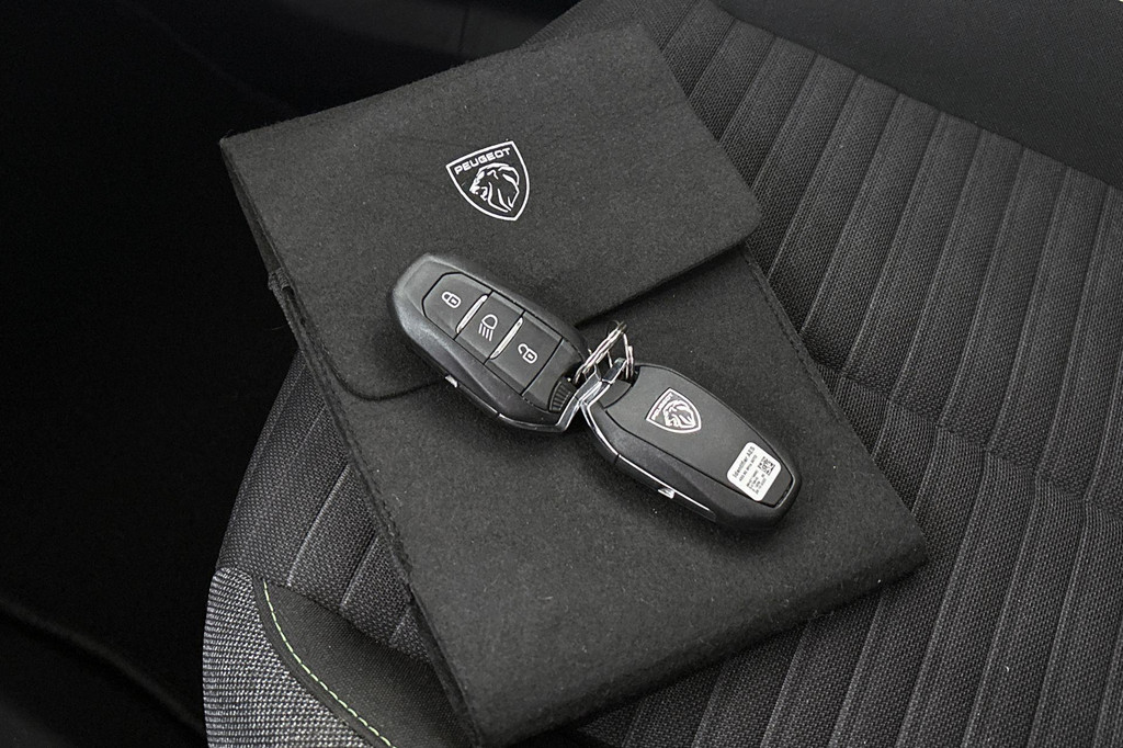 Peugeot e-2008 (X494RL) met abonnement