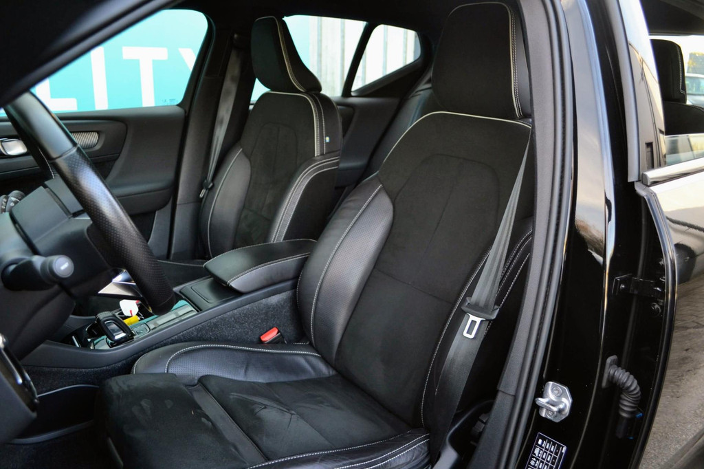 Volvo XC40 (J113ZG) met abonnement